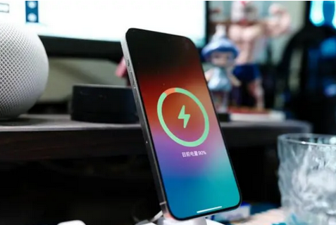 卢市镇苹果15换屏服务分享用什么充电器给iPhone15充电更好 